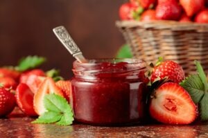 Jednoduchý recept na jahodovou marmeládu. Sezona oblíbeného ovoce je v plném proudu!